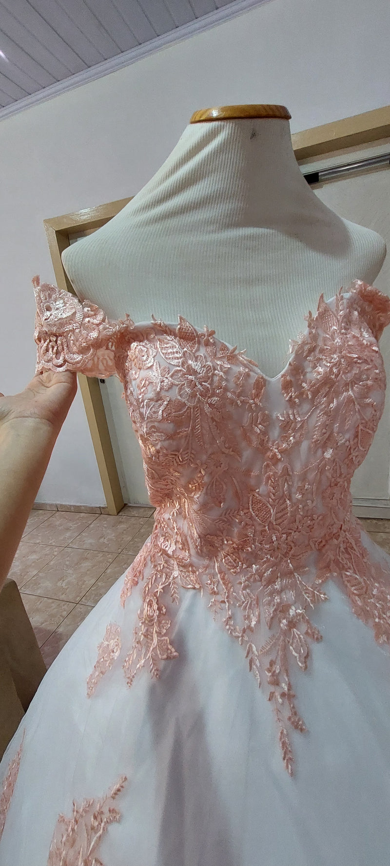 # Vestido Princesa rosa e branco ombro a ombro