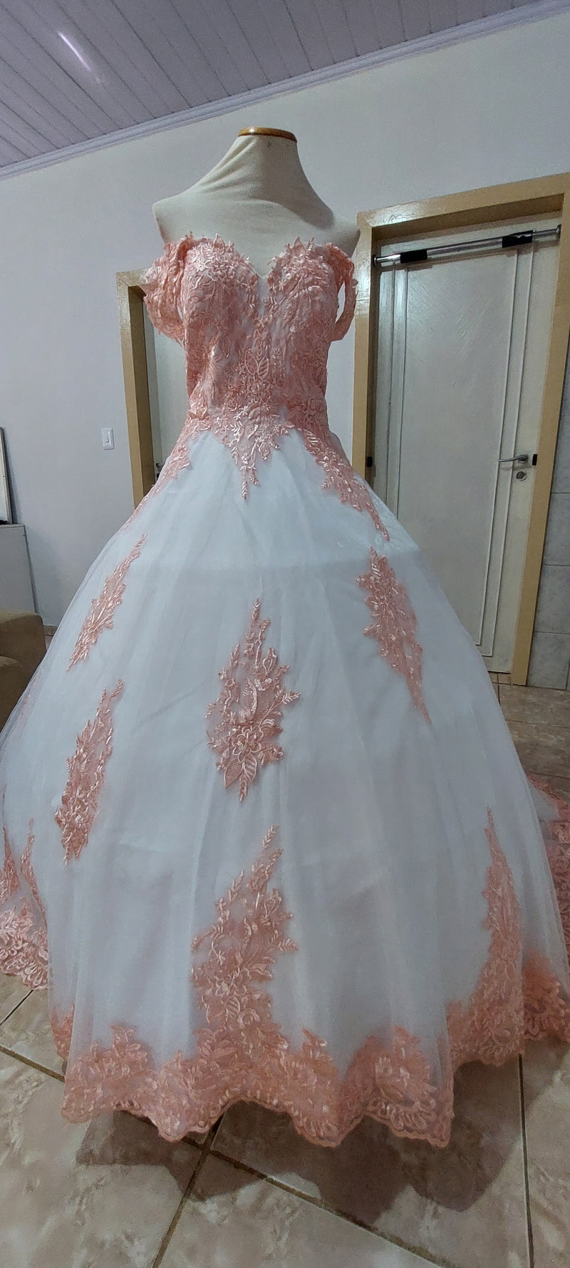 # Vestido Princesa rosa e branco ombro a ombro